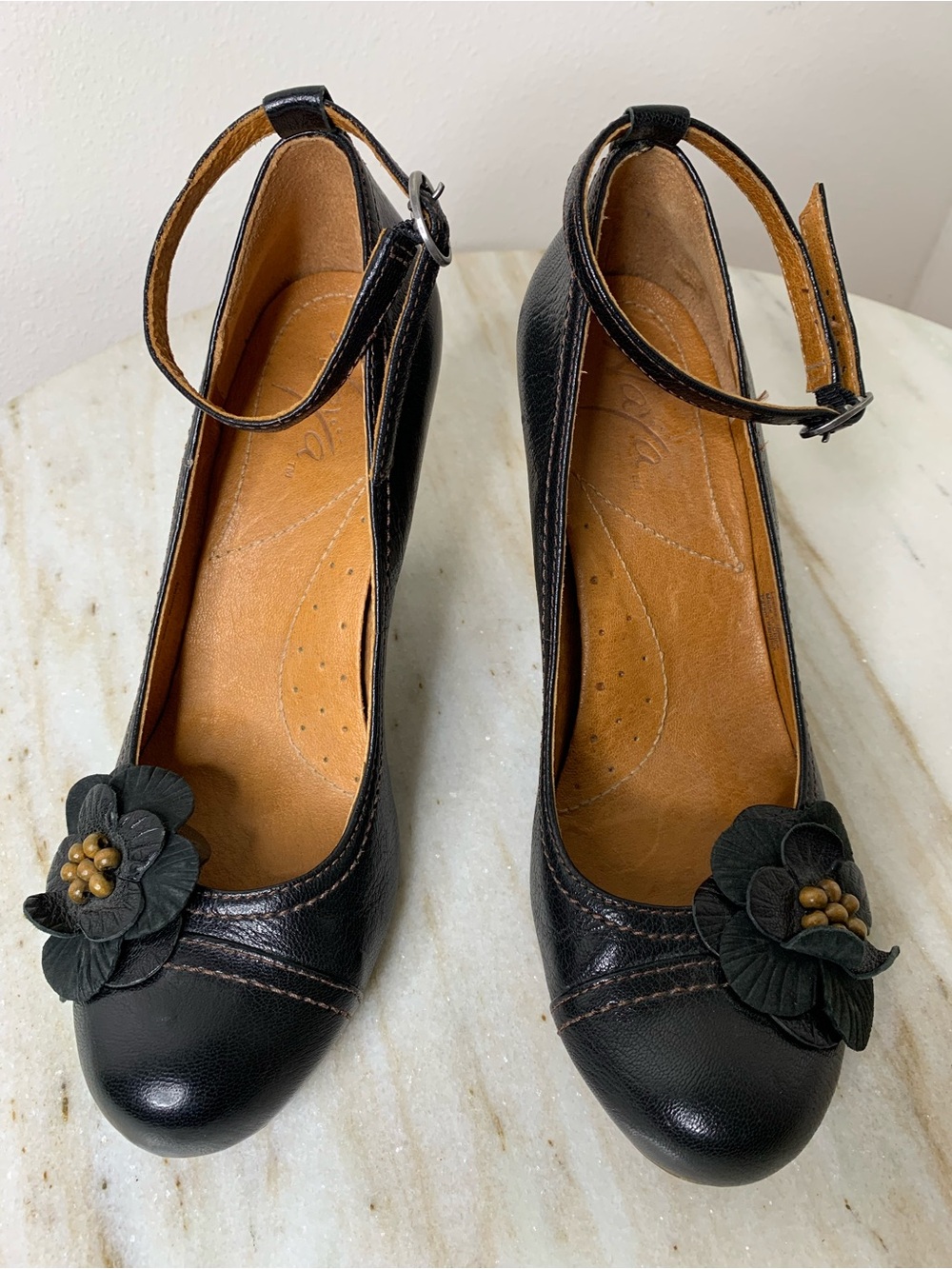 Naya heel “Valeska” sz 7 Black Ankle-Strap Floral appliqué Pumps